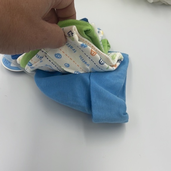 Carter’s long sleeve Onesies Bodysuit 6M & 5 Gerber hats set - Picture 5 of 6